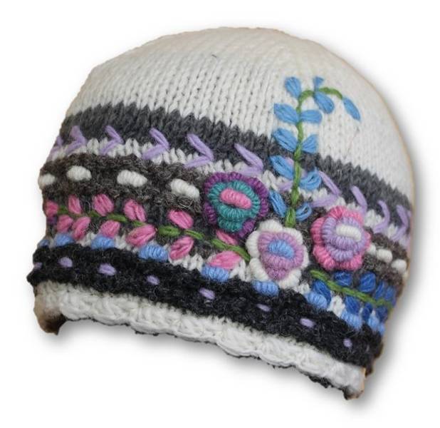 Lue i ull med p&aring;broderte blomster