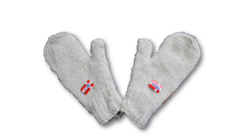 Hånstrikkede votter med norsk flagg