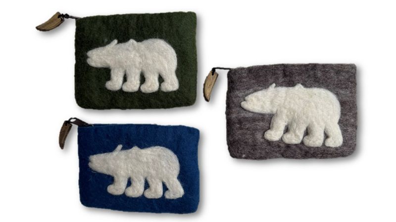 Liten pung med nålefiltet isbjørn
