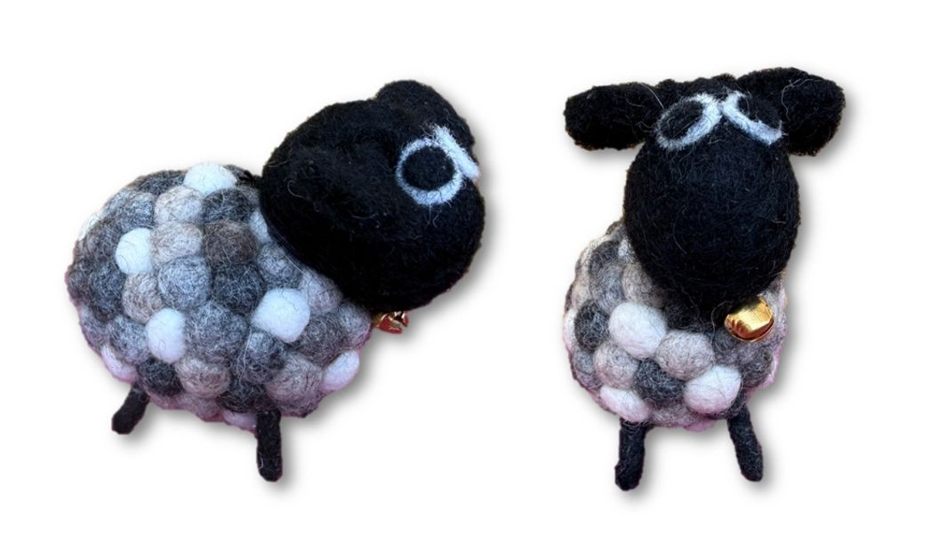 Sm&aring; sauer laget av filtkuler